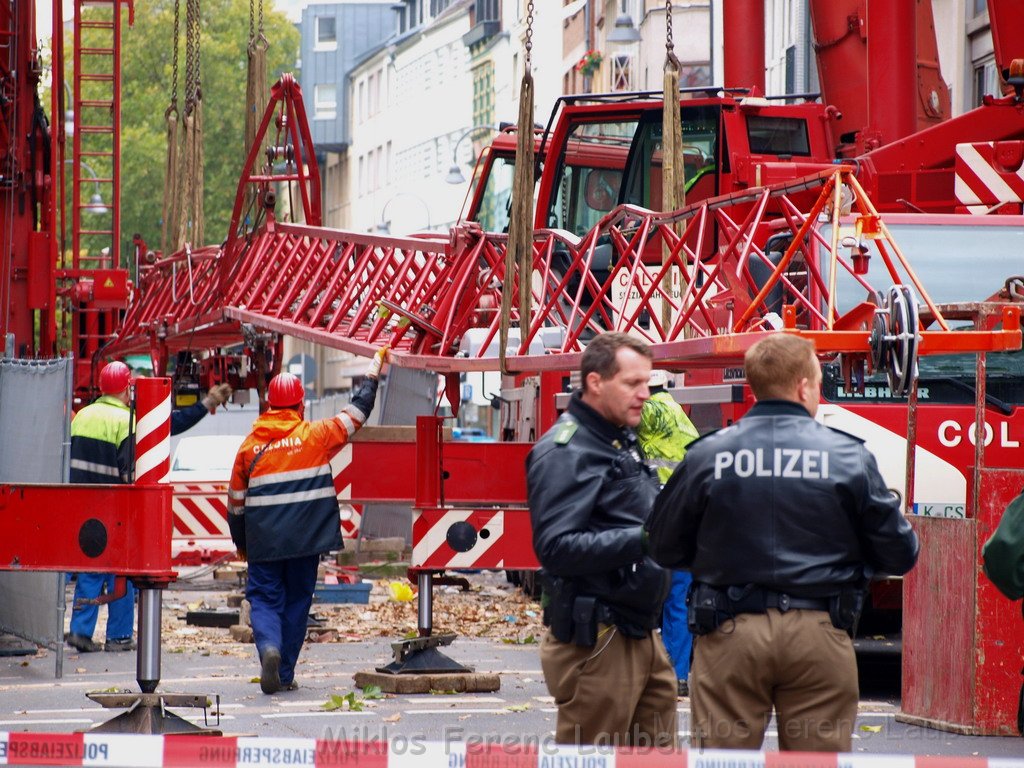 Ausleger vom Mobil Kran abgerissen Koeln Schaafenstr Habsburgering P223.JPG